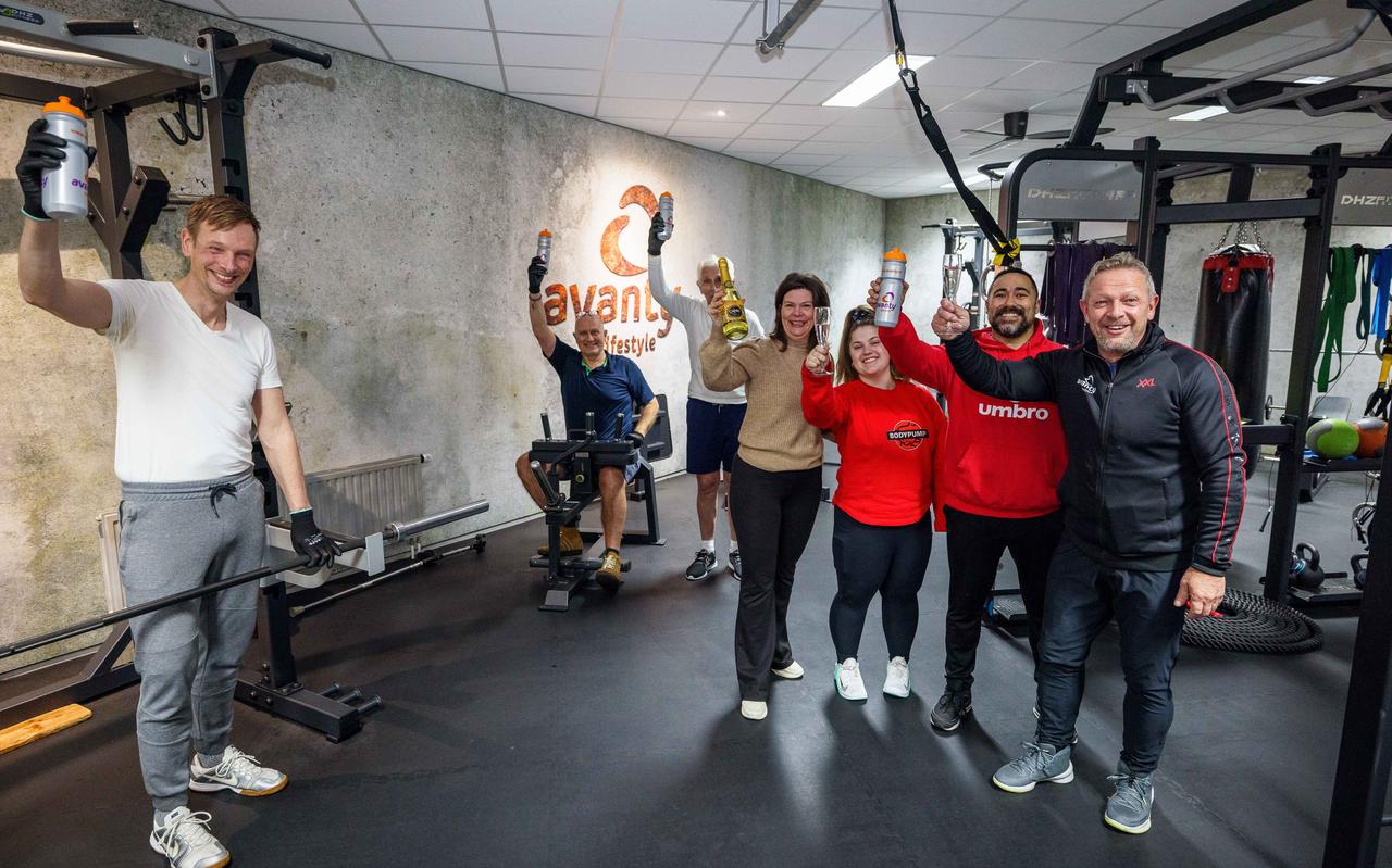 Sportschool Avanty maakte er zaterdagmorgen een klein feestje van: het glas (met sportdrank!) werd geheven met een aantal klanten. Sportschool Avanty maakte er zaterdagmorgen een klein feestje van: het glas (met sportdrank!) werd geheven met een aantal klanten.