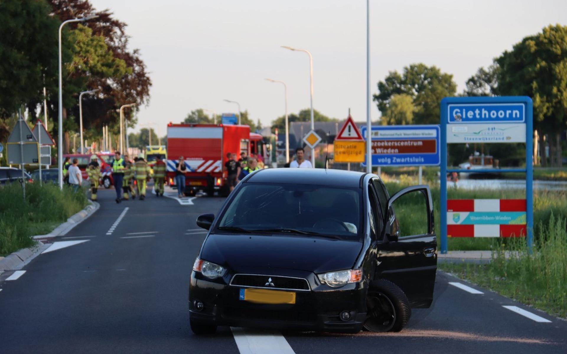 Op de N334, de Beulakerweg bij Giethoorn zijn dinsdagavond twee auto's op elkaar gebotst. Daarbij raakten twee inzittenden gewond.