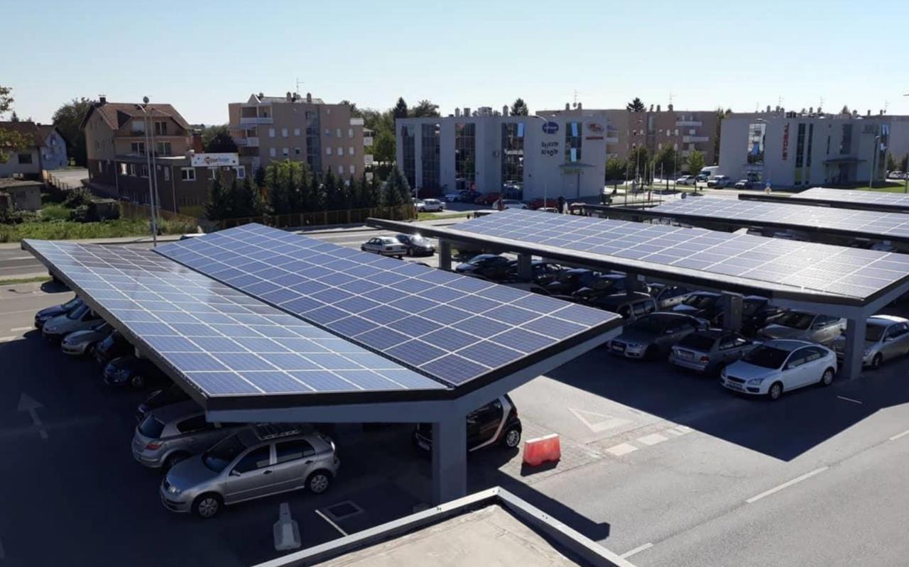 Een voorbeeld van zonnepanelen op een overdekt parkeerterrein.