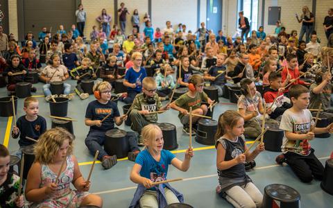 Emmertrommel concert in de gymzaal van Onderwijs Expertise Centrum ’t Ravelijn.