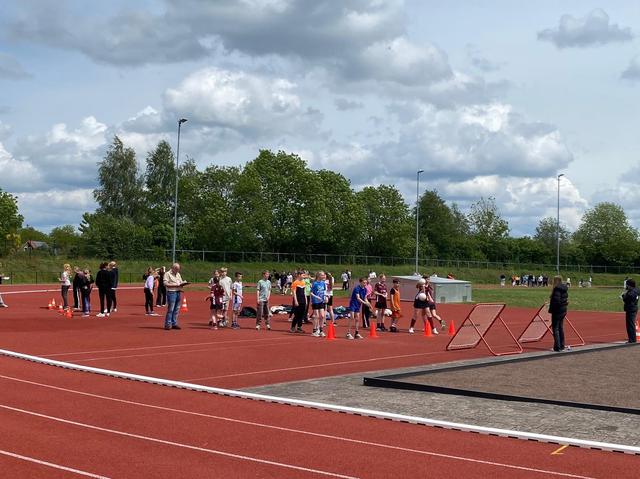 Leerlingen Eekeringe begeleiden geslaagde sportdag basisscholieren