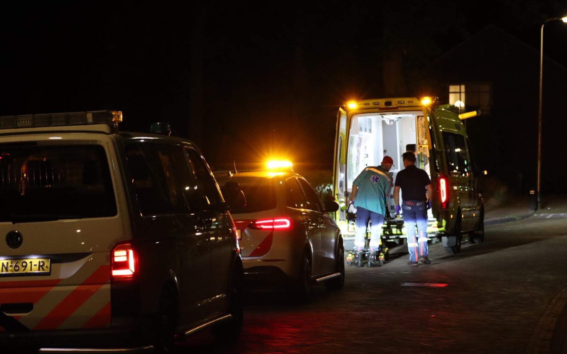 De vrouw die in Steenwijkerwold met haar hoofd op de stoep tericht kwam toen ze met haar fiets viel, is met de ambulance naar het ziekenhuis gebracht.