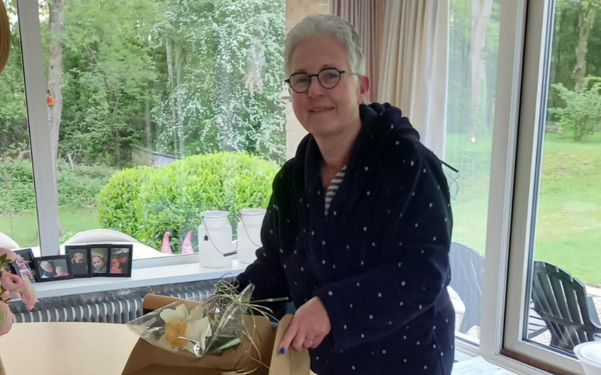 Tineke Huisman uit Steenwijk was één van de gelukkigen die vanochtend werd verrast met een Moederdagontbijtje. 