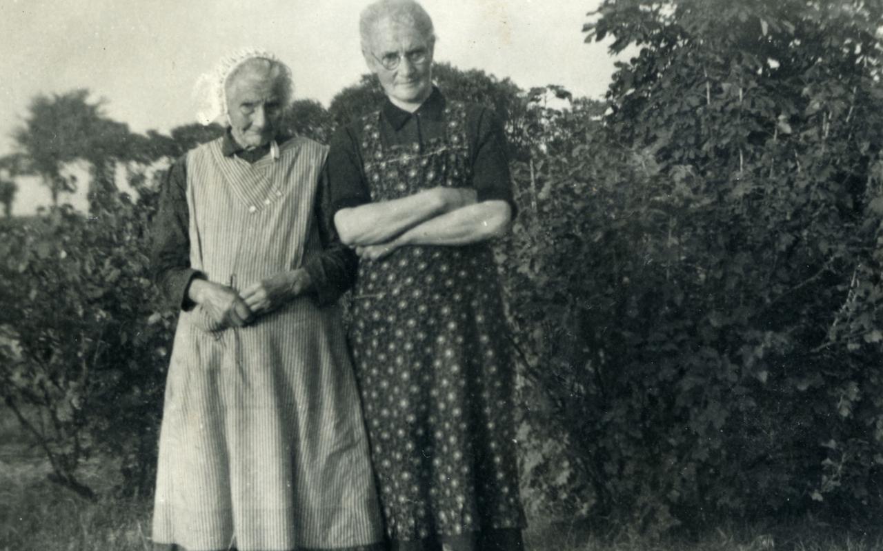 De 'vrijboerinnen' Engelina (links) en haar dochter Lummigje, plm. 1940.