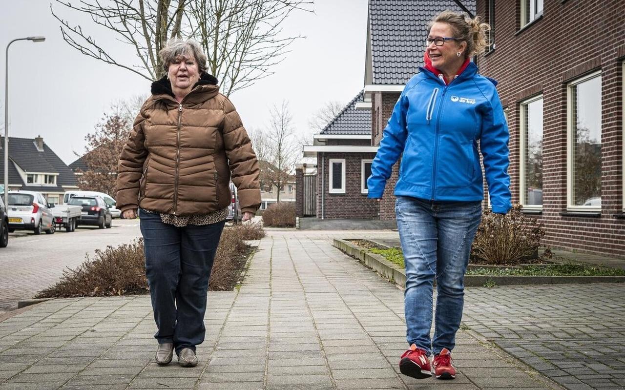 Buurtwerker sport Sandra Lampe (rechts) met Marion Beljaards (67) uit Sint Jansklooster, die COPD heeft en Wandeluitdaging aanging die Sociaal Werk De Kop op poten zet. Buurtwerker sport Sandra Lampe (rechts) met Marion Beljaards (67) uit Sint Jansklooster, die COPD heeft en Wandeluitdaging aanging die Sociaal Werk De Kop op poten zet.