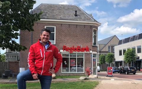 Tom Holtzer van RegioBank Steenwijk adviseert ondernemers hun bedrijfspand te kopen. 