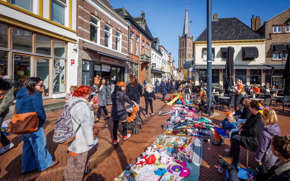 Drukte op de vrijmarkt in Steenwijk.