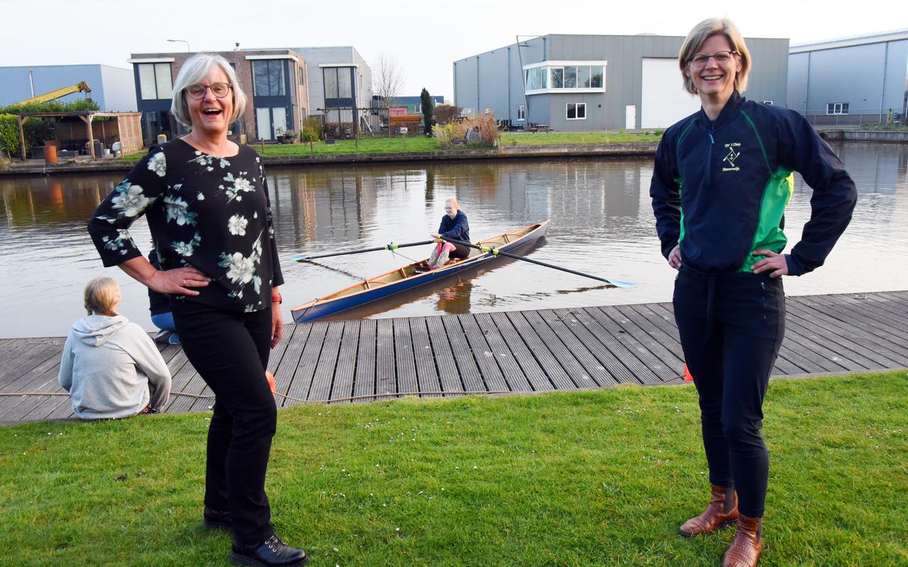Johanna Visser en Marleen Volkers aan de waterkant bij de fraaie roei accommodatie van 't Diep aan de Hooidijk.