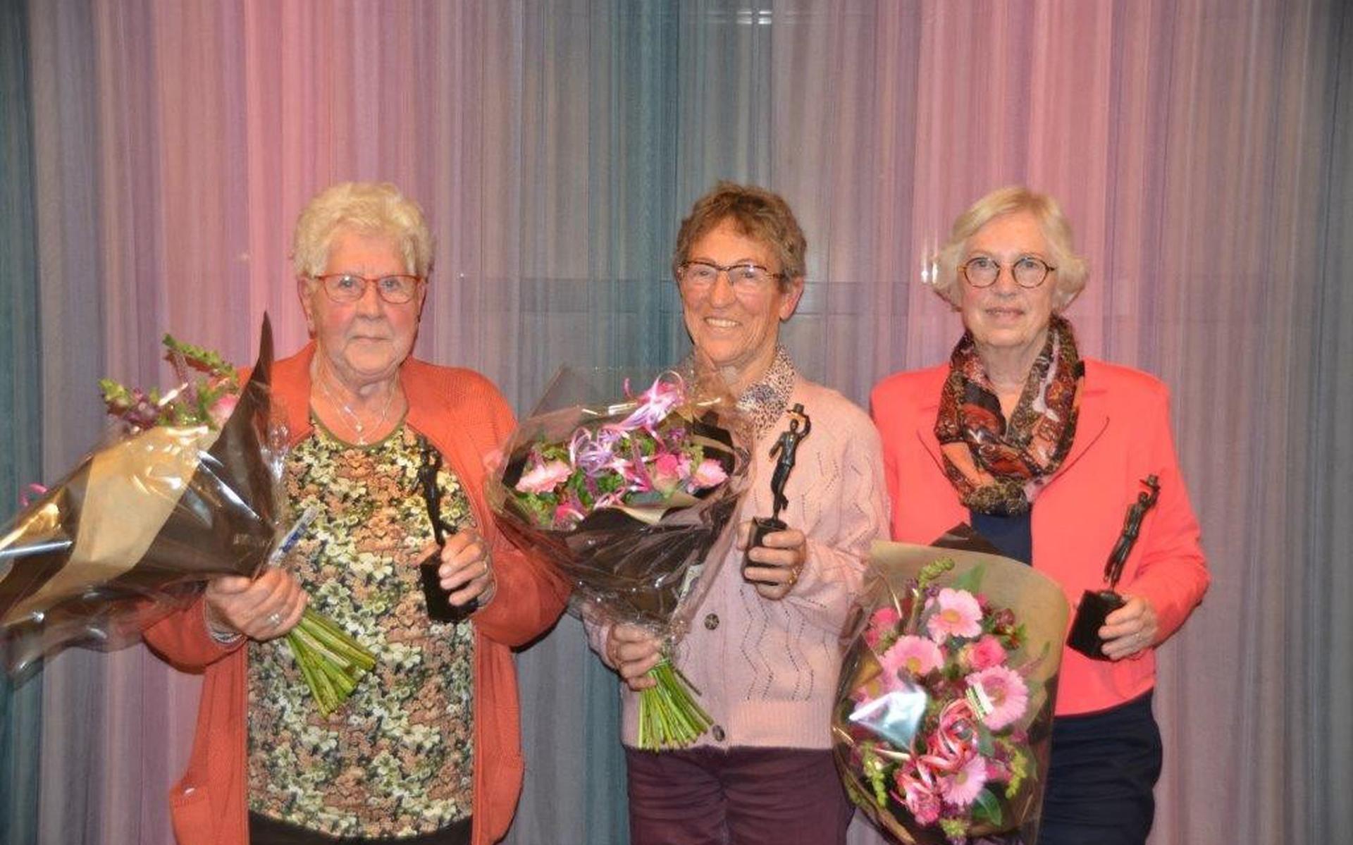 De drie jubilarissen, die 50 jaar lid zijn. Van links naar rechts: Roelie van Zanten, Ini Ringersma en Thea Bergsma.