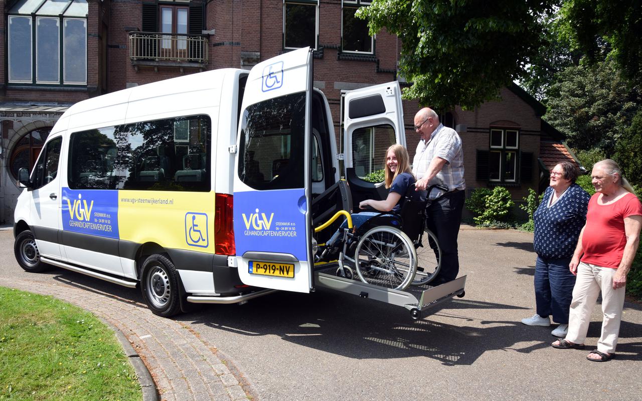 De nieuwe witte Mercedes bus van de Vereniging Gehandicaptenvervoer Steenwijk en Omgeving is sinds vorige week in gebruik.