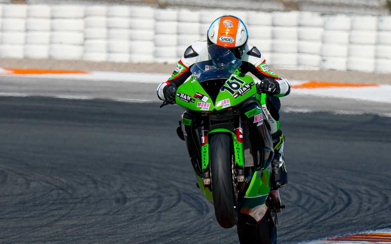 Jeffrey Buis mag in Spanje proefdraaien op een Kawasaki ZX-6R. Jeffrey Buis mag in Spanje proefdraaien op een Kawasaki ZX-6R.