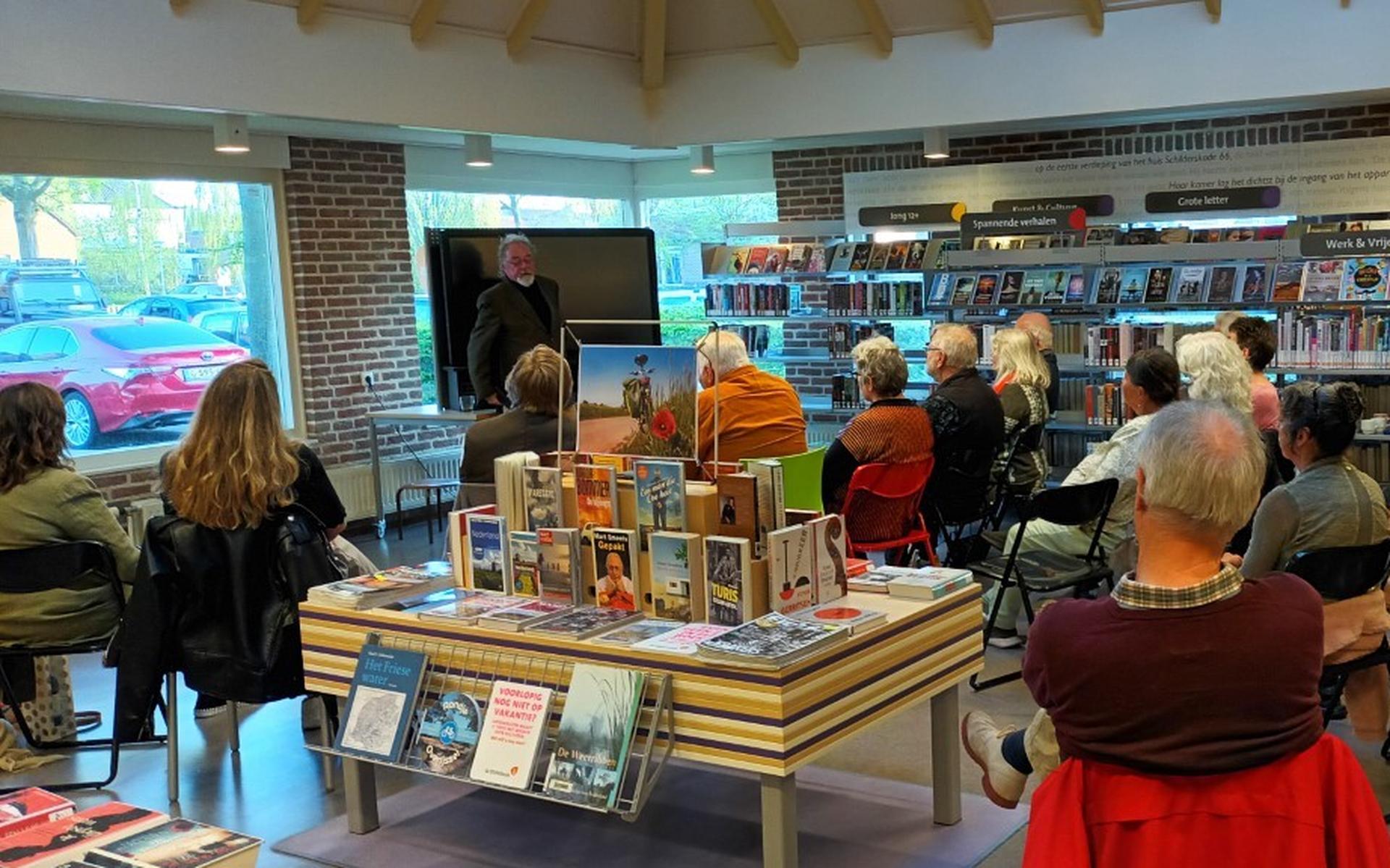 De schrijver Adriaan Noordergraaf uit Oldemarkt vertelt over zijn tweede roman, De Zomer van Hermus, in de bibliotheek van Oldemarkt.