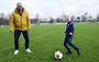 Steenwijker voetbaltrainer Jan Mulder, hier met kleinzoon Luca, was op zoek naar een nieuwe uitdaging. 