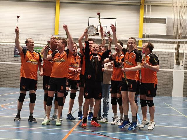 Volleyballers DIOS uit Oldemarkt zijn kampioen en promoveren naar derde divisie