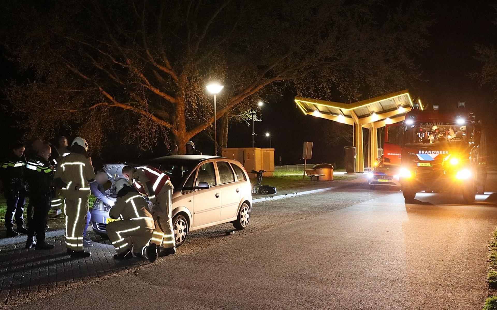 Op parkeerplaats Bovenboer, langs de A32, controleerde de brandweer de auto waarna het voertuig werd afgesleept.