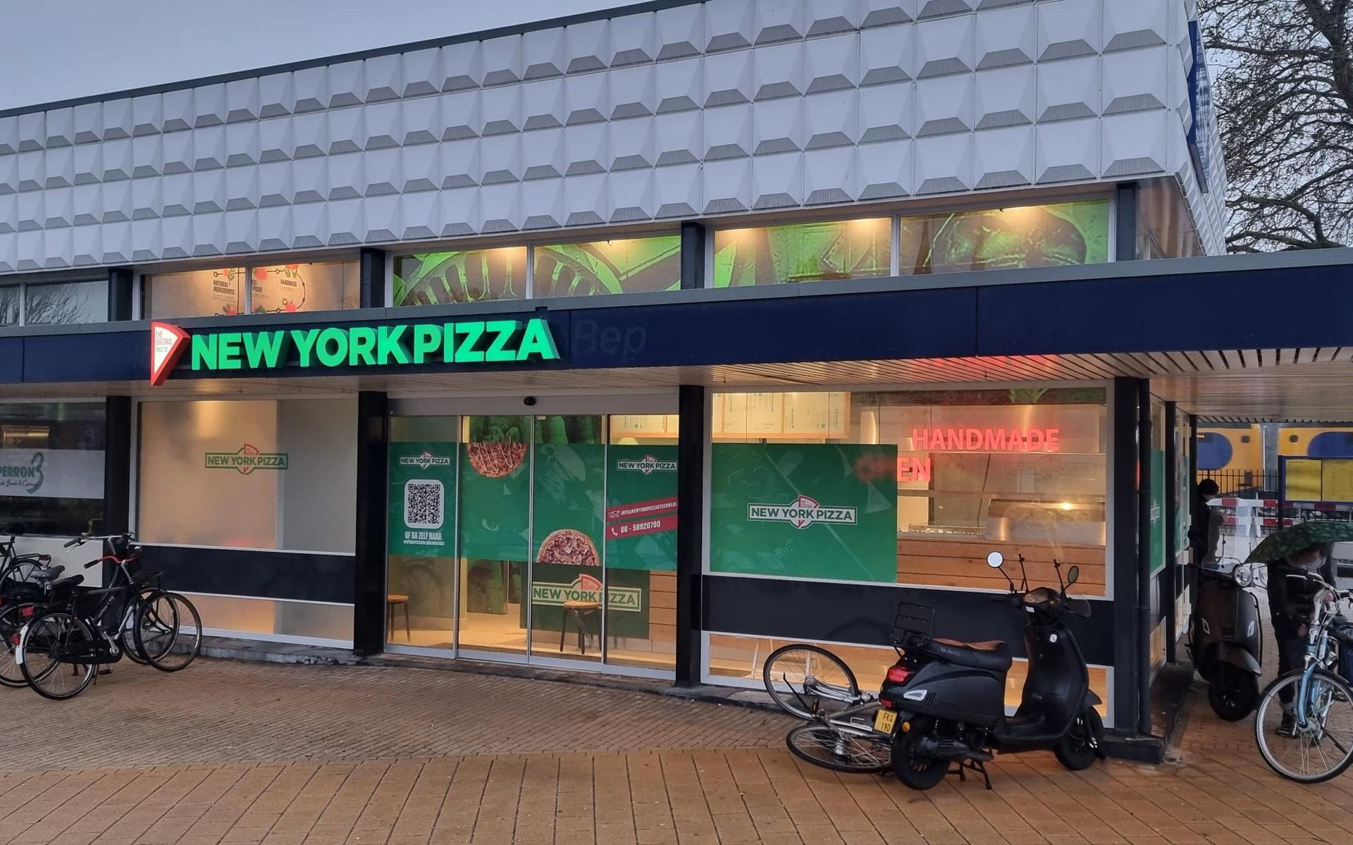 De vestiging van New York Pizza in het stationsgebouw.