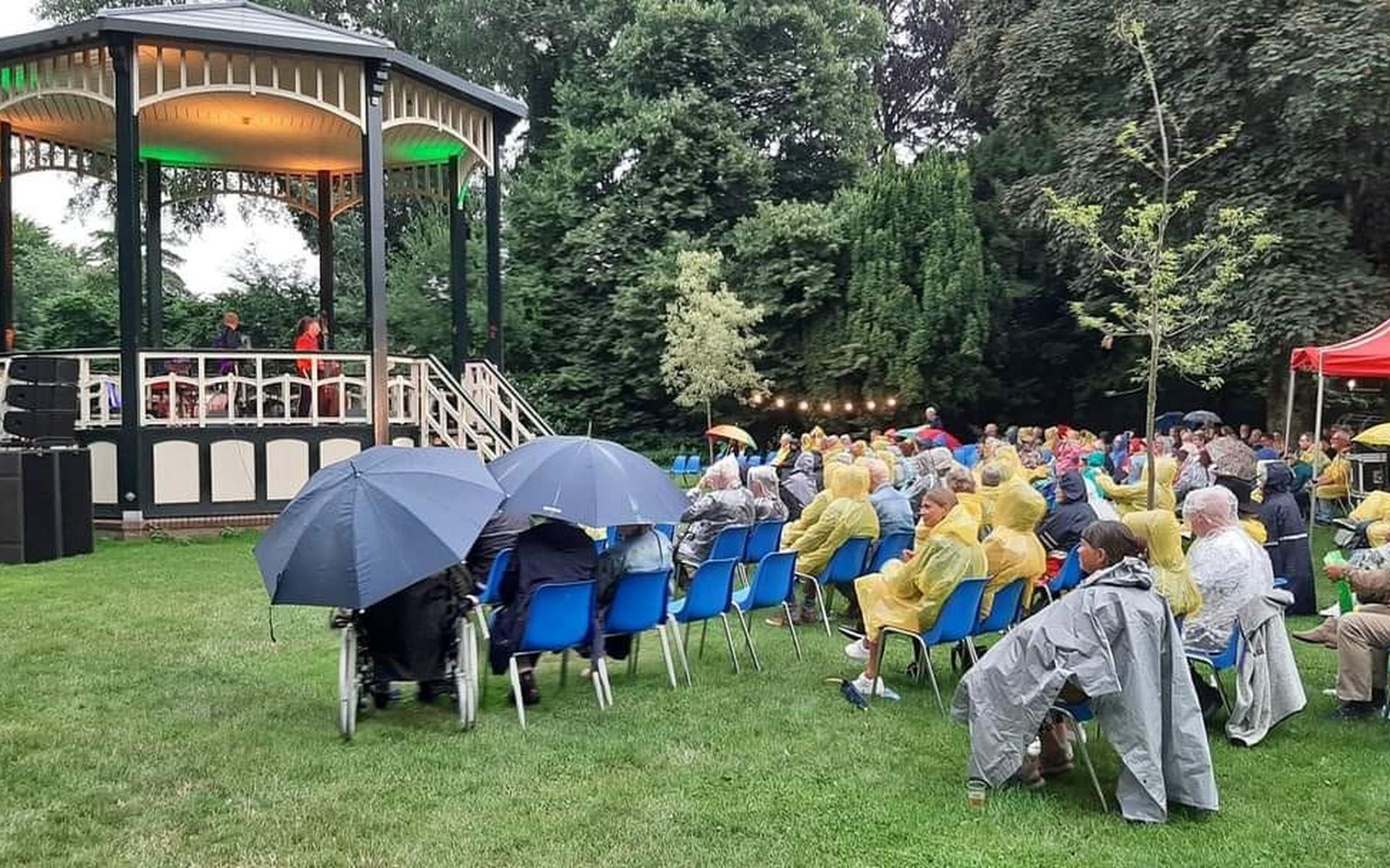 Ondanks de regen kwamen 300 bezoekers in het park.