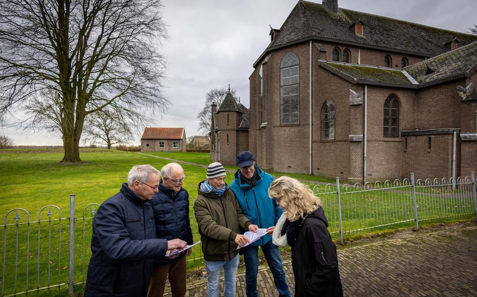 De initiatiefnemers van de nieuwe Voorzienigheid wandelroute verkennen de route.