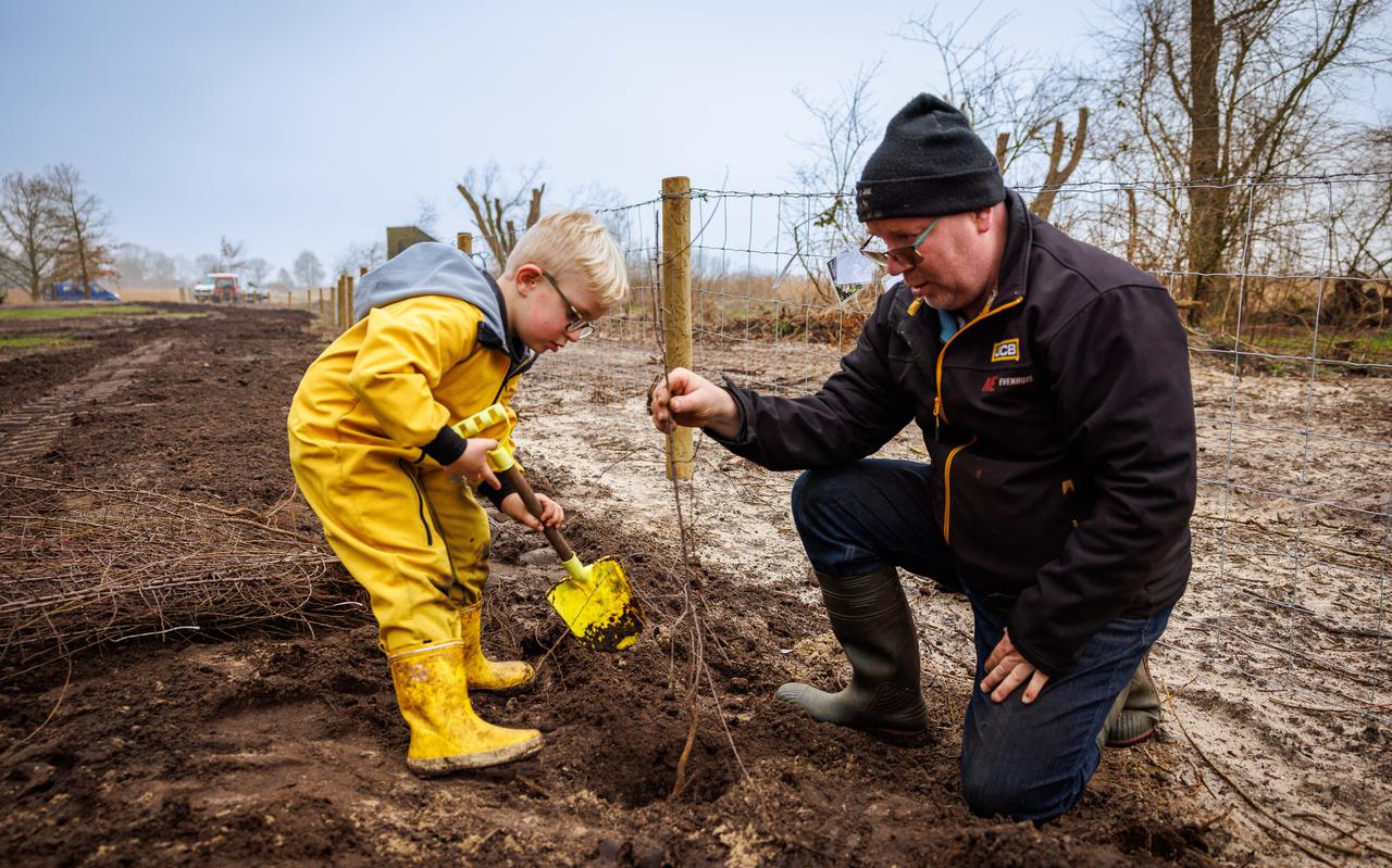 Rietteler Johan de Dood en zoontje Joey planten de eerste bomen.