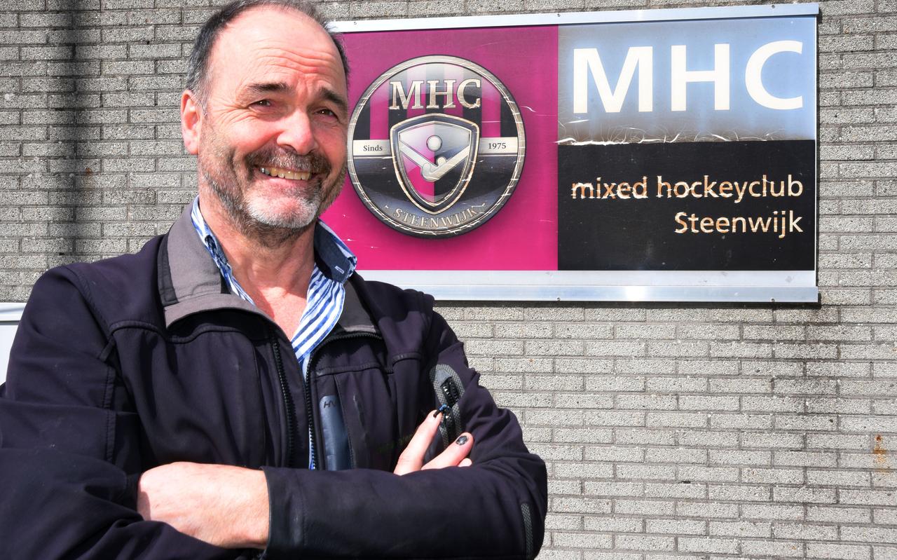 Raymond Schets op het hockeycomplex van MHC Steenwijk. Komende donderdag stopt hij als voorzitter. Raymond Schets op het hockeycomplex van MHC Steenwijk. Komende donderdag stopt hij als voorzitter.
