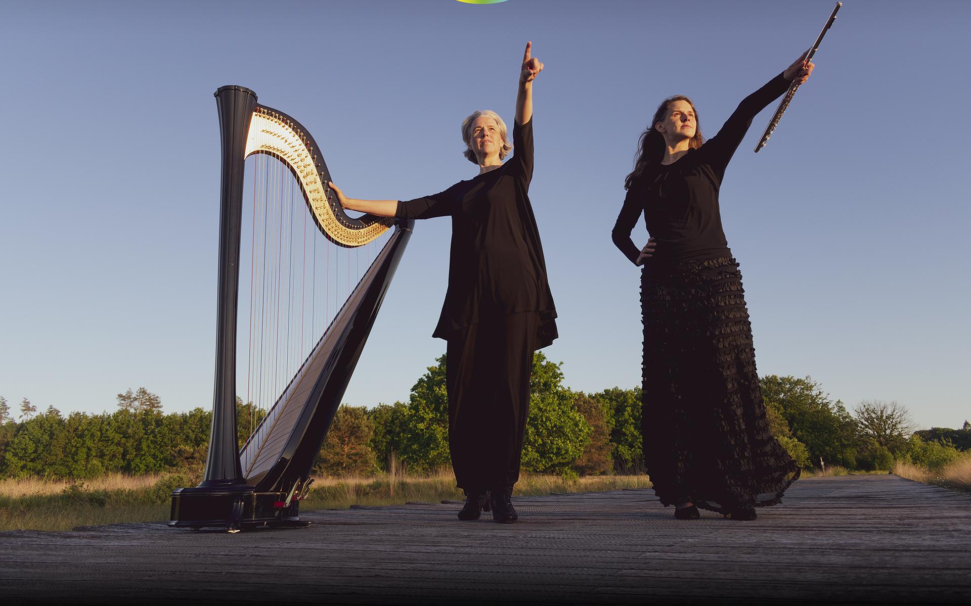 Fluitiste Elisabeth Hopman en harpiste Nienke van Leijden nemen de kijker mee in een muzikaal avontuur van donker naar licht. 