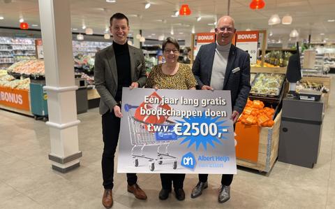 Mevrouw Keizer ontving de hoofdprijs uit handen van Teun en Martin van Etten. 