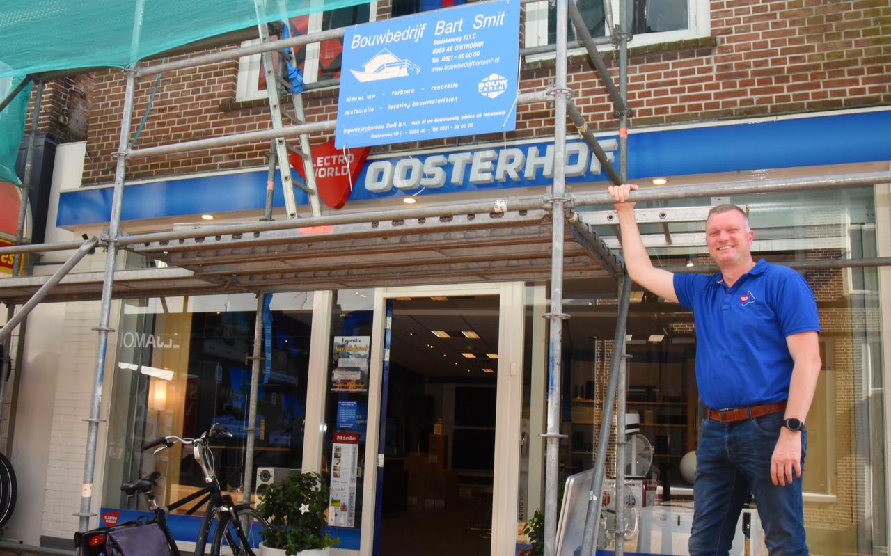 Arjan Oosterhof bij de verbouwing van zijn winkel Electro World Oosterhof.