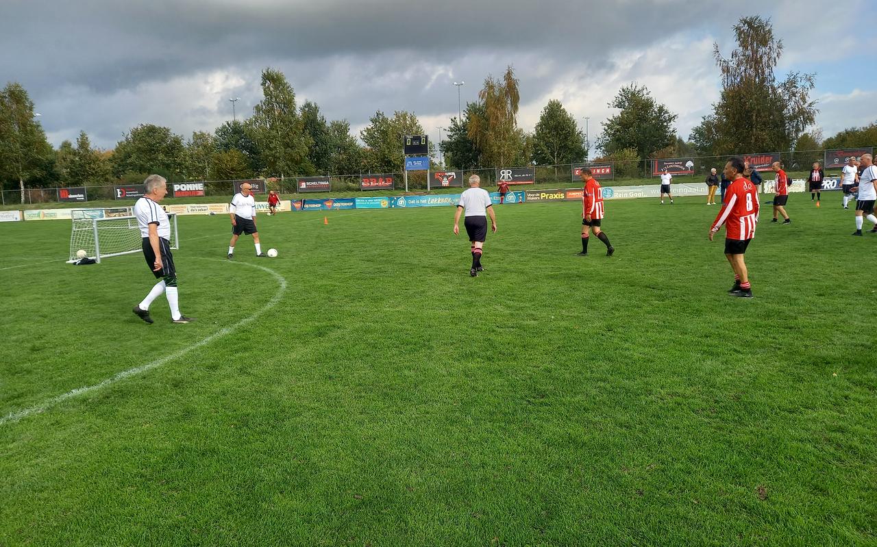 Een spelmoment van een partijtje walking voetbal met gastheer Vv Steenwijk. Een spelmoment van een partijtje walking voetbal met gastheer Vv Steenwijk.