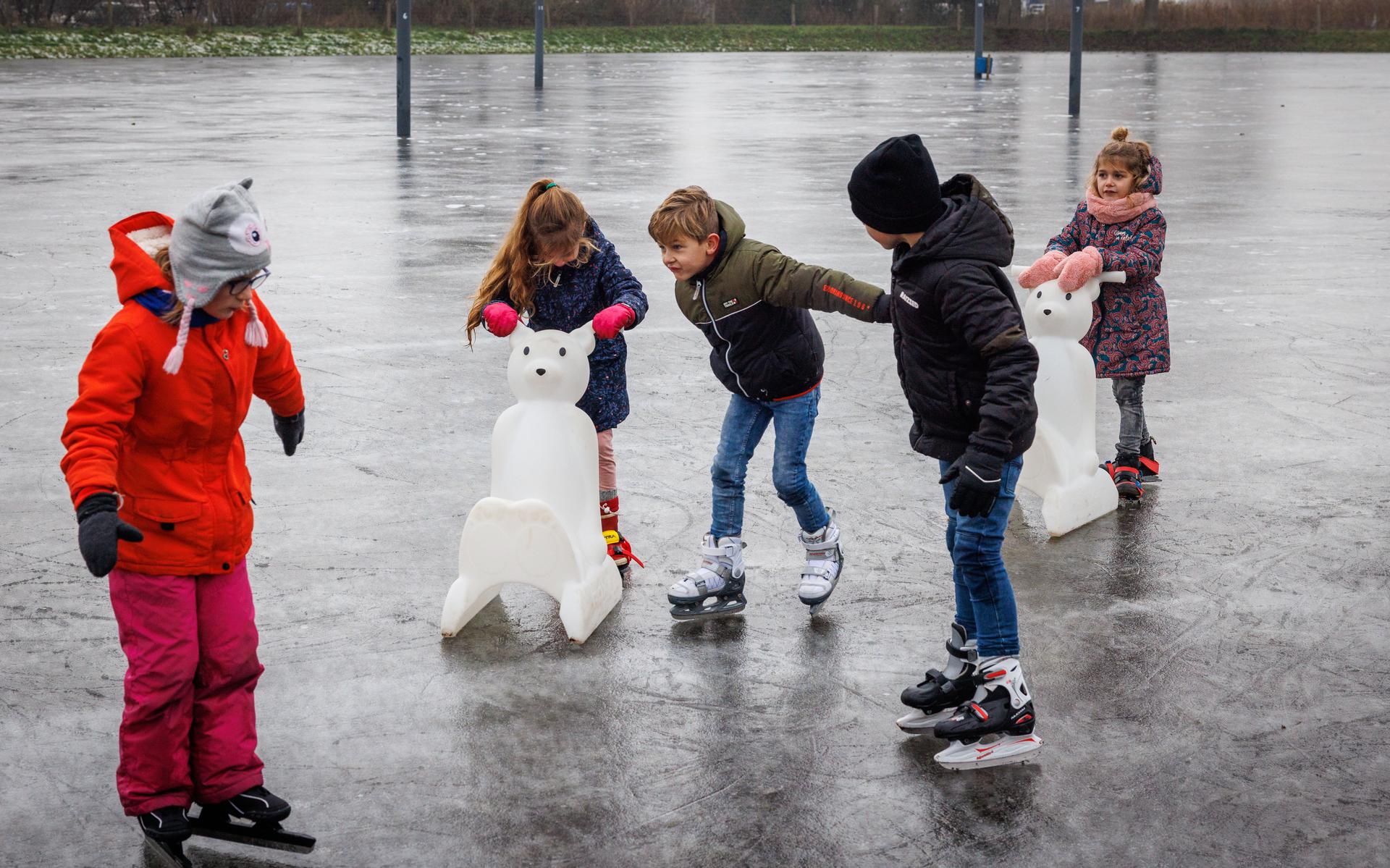 Kinderen konden vanmiddag op Oldemarkter ijsbaan schaatsen.