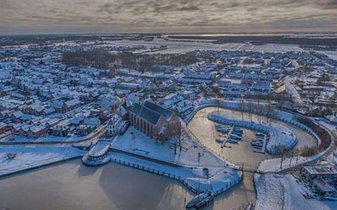 Een winterse haven van Vollenhove. 