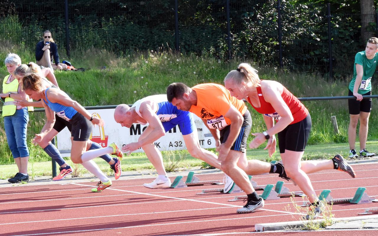 Atleten en atletes van Start’78 mochten weer eens de strijd aan met leeftijdsgenoten van andere verenigingen. Hier de start van de 100 meter gemengd. 
