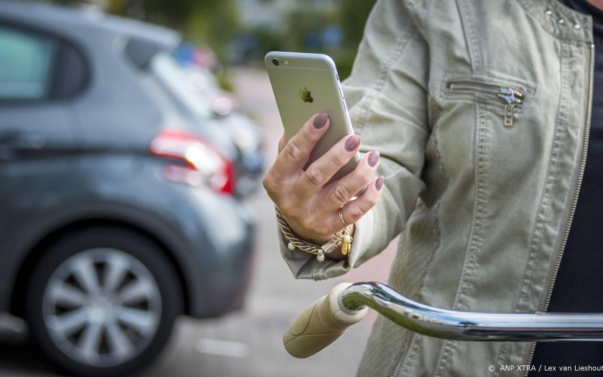 De politie geeft de komende tijd prioriteit aan het handhaven op het gebruiken van de mobiele telefoon op de fiets of in de auto.