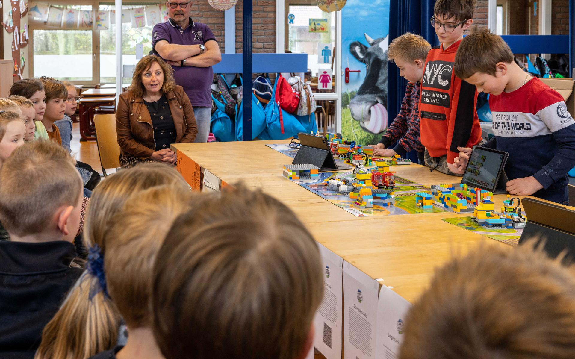 Dit jaar stond de Nationale Lego Competitie in het teken van Cargo. Wethouder Trijn Jongman nam een kijkje op OBS de Slinge in Oldemarkt. Ze was zeer geïnteresseerd in de gebouwde sorteercentra.