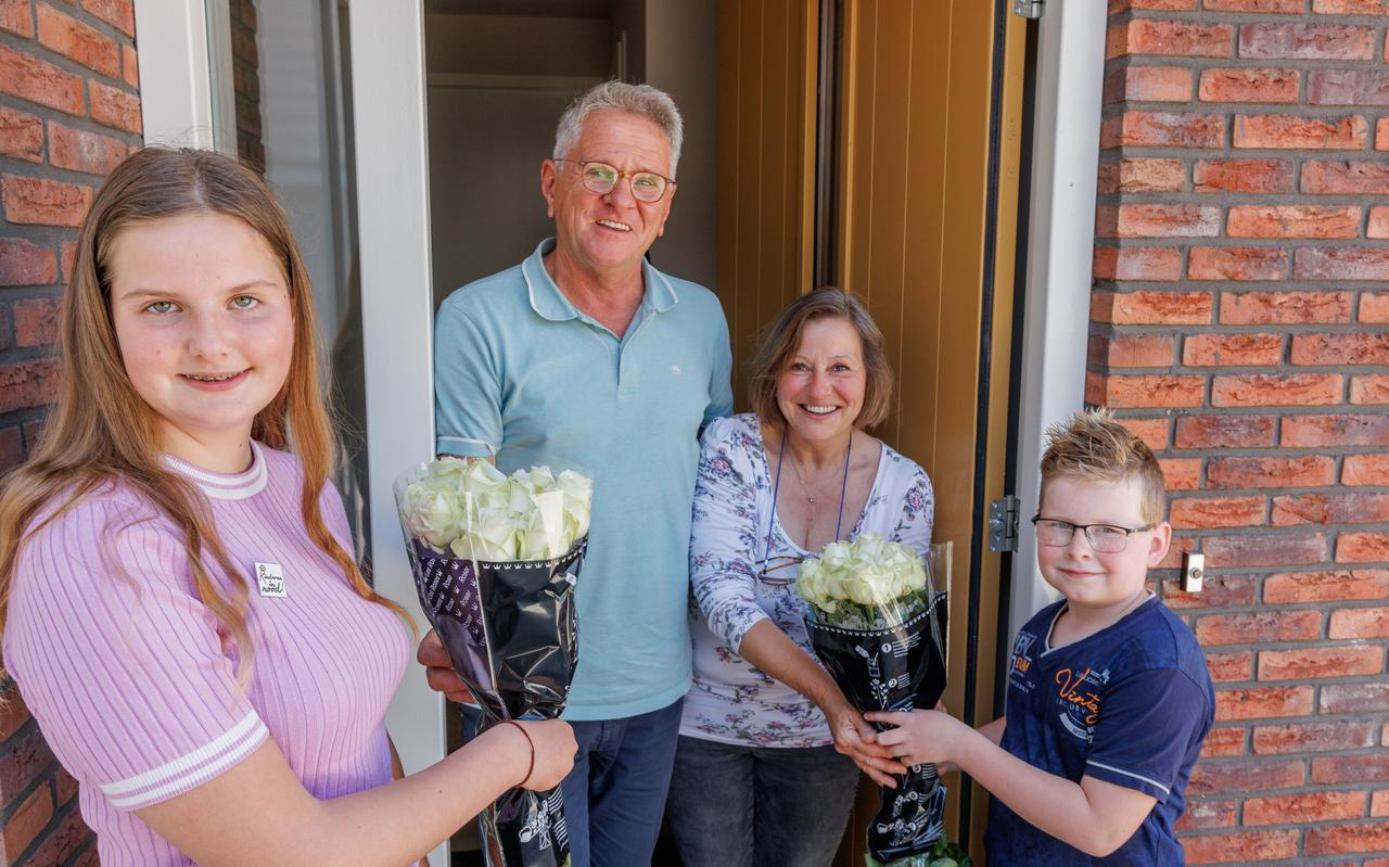 Stan en Sterre brengen rozen langs in Scheerwolde. De twee jonge weldoeners hebben zo een mooi bedrag opgehaald voor de Stichting Kinderen in Nood.