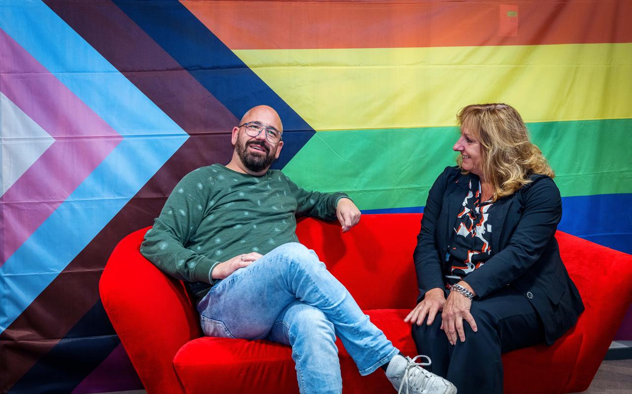 Ronald Bakker in gesprek met wethouder Trijn Jongman: 'Goed dat de Stichting Regenboog Steenwijkerland er is, als belangenbehartiger en gesprekspartner.' Ronald Bakker in gesprek met wethouder Trijn Jongman: 'Goed dat de Stichting Regenboog Steenwijkerland er is, als belangenbehartiger en gesprekspartner.'