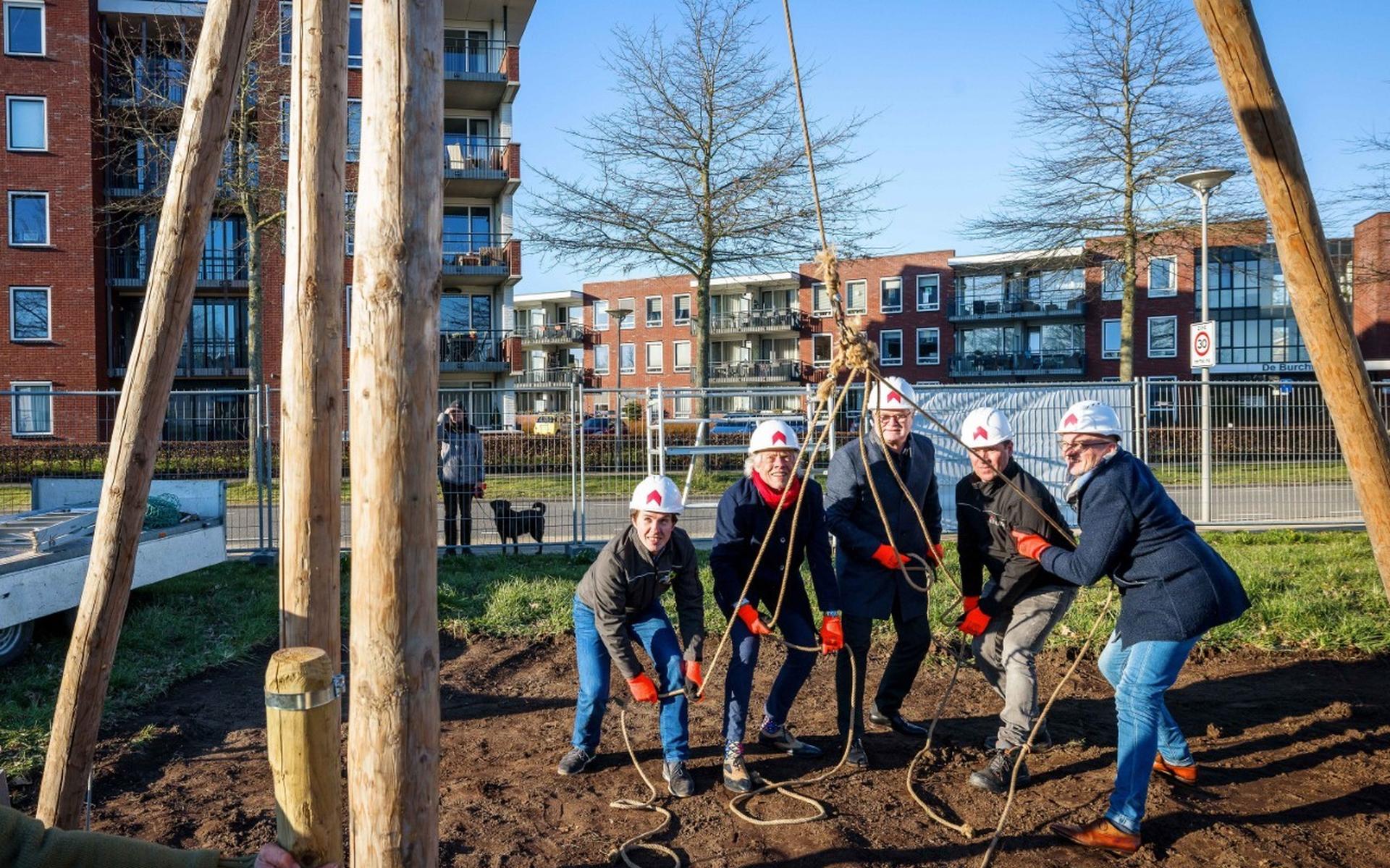 Wethouder Marcel Scheringa van gemeente Steenwijkerland heeft samen met de directeur-bestuurder van Wetland Wonen, Marcel Timmerman, directeur van bouwbedrijf Schutte bouw en ontwikkeling, Harold Grobben en twee enthousiaste aanwezigen een symbolische eerste paal in de grond geslagen met behulp van een nostalgische heistelling.