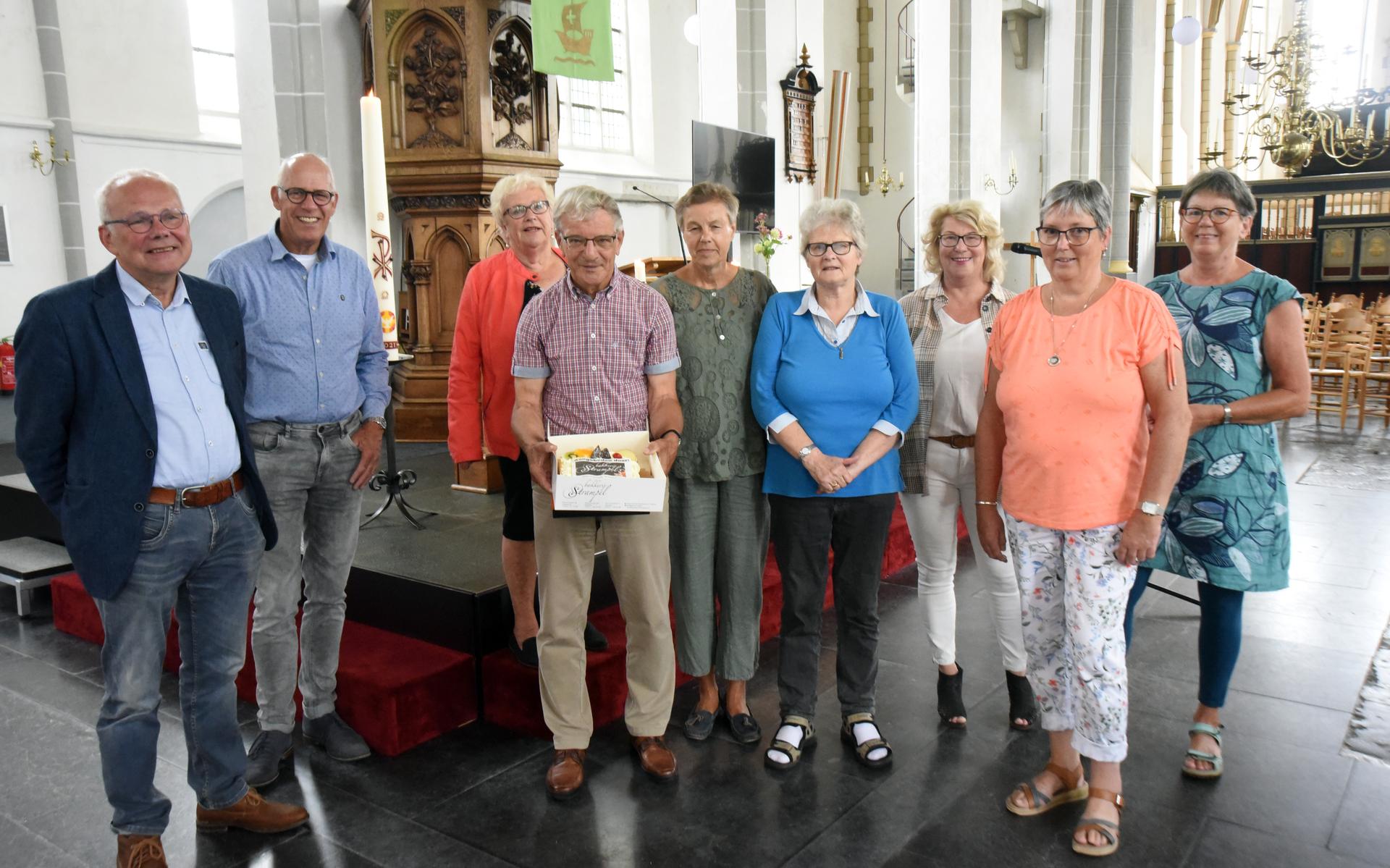 Dominee Theo de Haan omringd door een deel van de organiserende groep mensen van de Vestingdiensten.