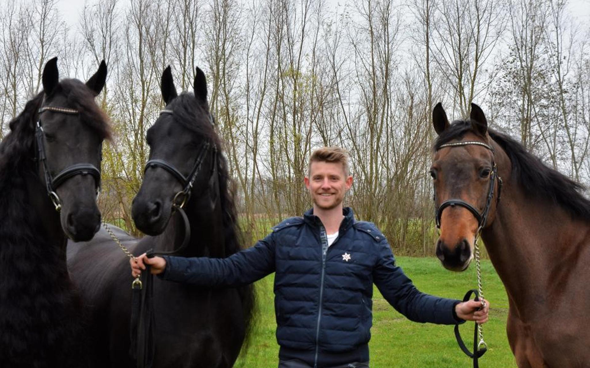 Raymond Kortstra met drie paarden die hij zelf heeft opgeleid en uitgebracht.