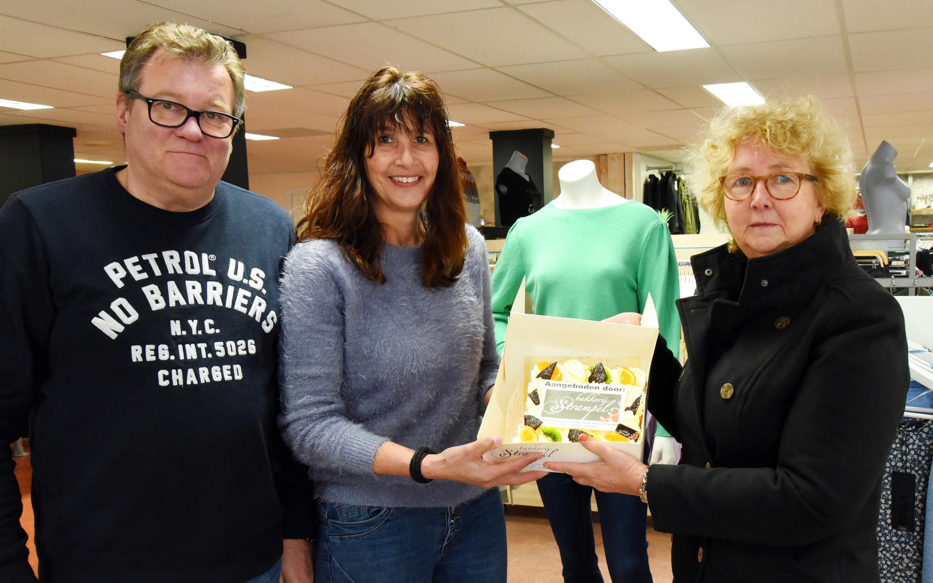 Willy Meijerink overhandigt de verraste Roel en Monica Wijma de taart. 