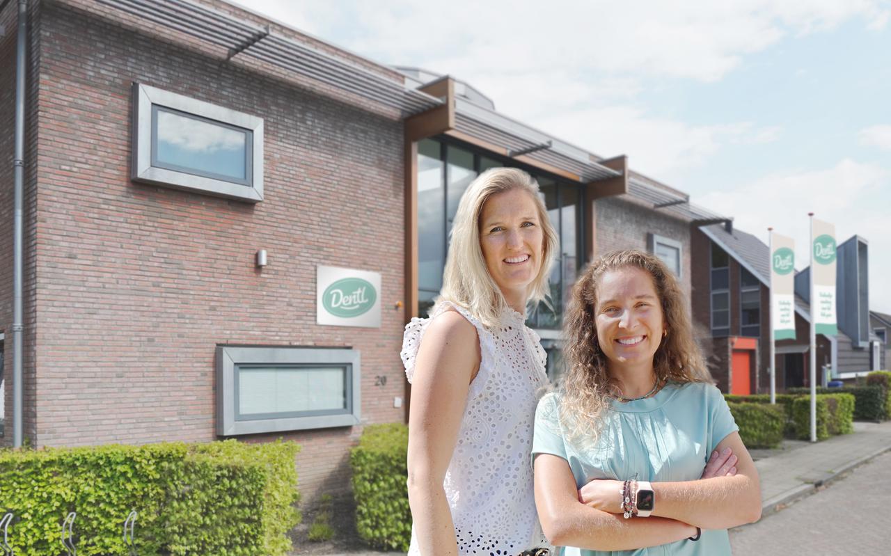 Marleen Boxum (l) en Mariana Maia zijn de nieuwe eigenaren van de tandartspraktijk aan de Julianastraat in Zwartsluis. De praktijk gaat verder onder de naam ‘Dentl Mondzorg’.