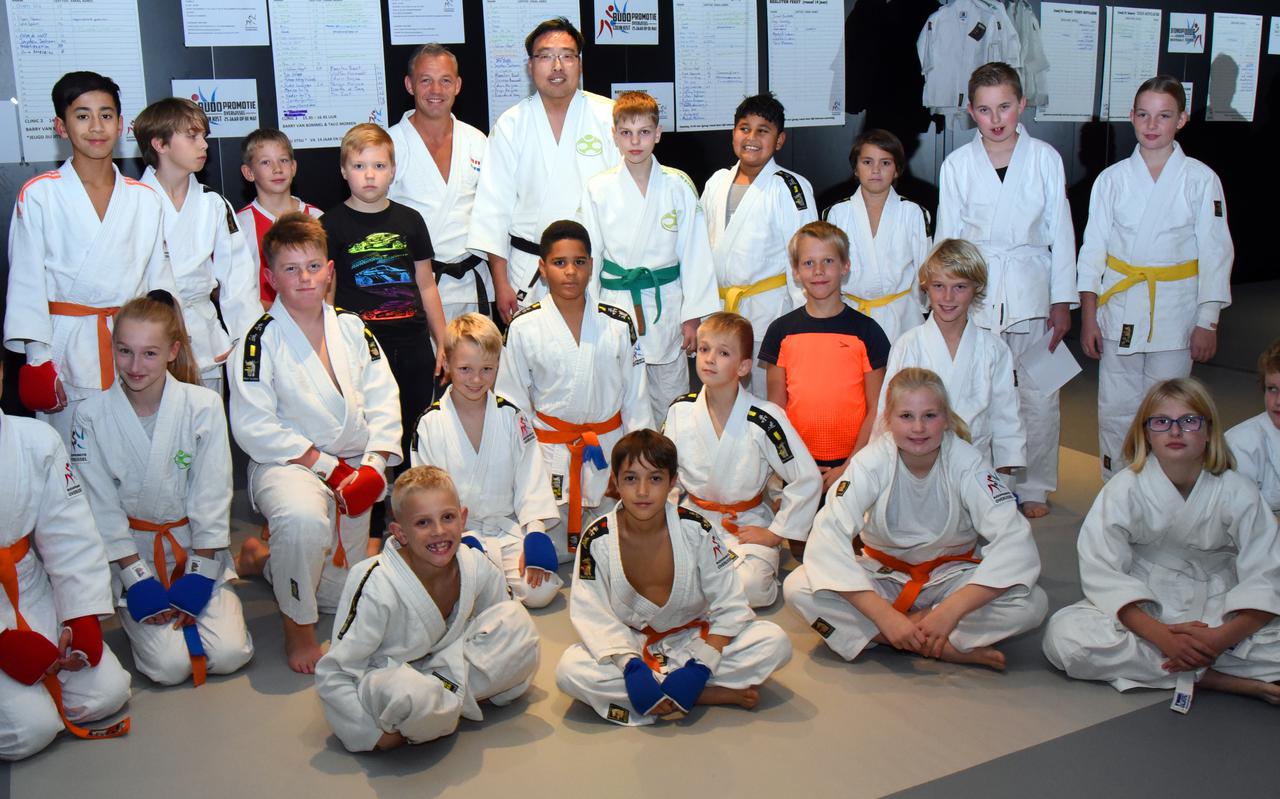 Colin Kist en assistent Simon Zumkehr met de leerlingen op de tatami.
