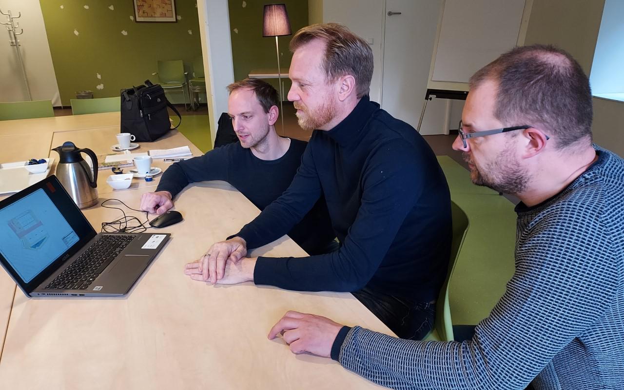Vlnr Sebastiaan Gerards, Peter Dorenbos en Henk Hoeksma bekijken de bouwplannen die de Werkgroep op 1 maart gaat aanbieden aan de gemeenteraad van Steenwijkerland.