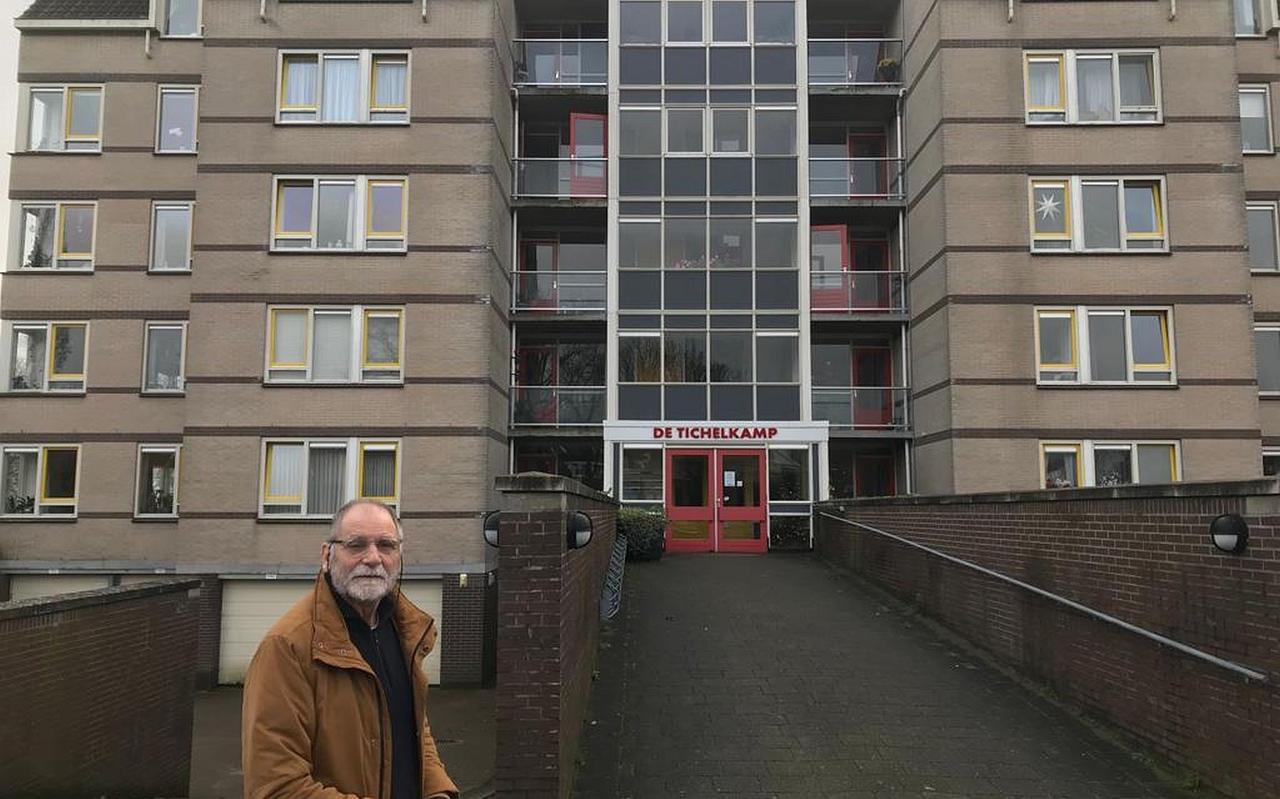 Dirk Heinhuis: 'Ouderen mogen hier wonen, maar als ze een fysieke beperking hebben of krijgen, dan dienen ze maar naar een ander complex te verhuizen. Terwijl de overheid graag wil dat ouderen zo lang mogelijk in hun woning kunnen blijven.' Dirk Heinhuis: 'Ouderen mogen hier wonen, maar als ze een fysieke beperking hebben of krijgen, dan dienen ze maar naar een ander complex te verhuizen. Terwijl de overheid graag wil dat ouderen zo lang mogelijk in hun woning kunnen blijven.'