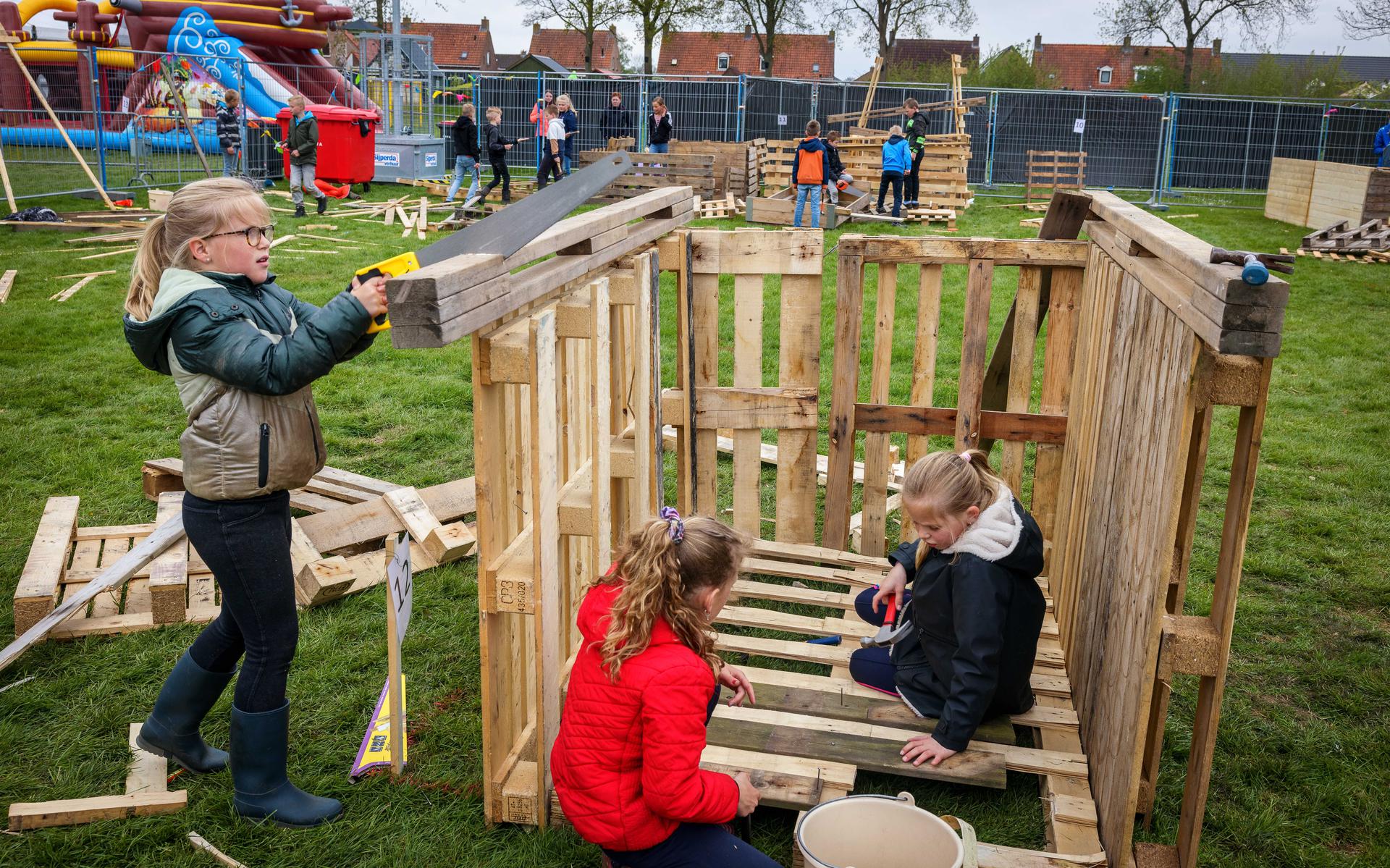 Hutten bouwen tijdens de feestweek Sint Jansklooster.