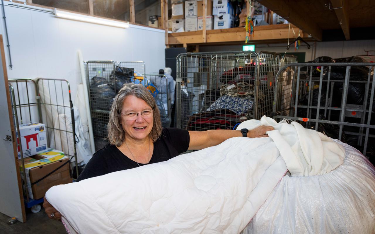 Directeur Ineke de Jong van de Kringloopwinkel Steenwijk e.o. in Tuk: 'Het gaat hard met de verkoop van dekbedden, dekens en truien. Spullen die mensen warm kunnen houden dus.'