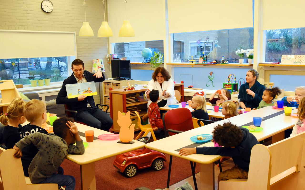 De kinderen luisteren aandachtig naar het verhaal van verteller Harm Jan Jaarsma. De kinderen luisteren aandachtig naar het verhaal van verteller Harm Jan Jaarsma.