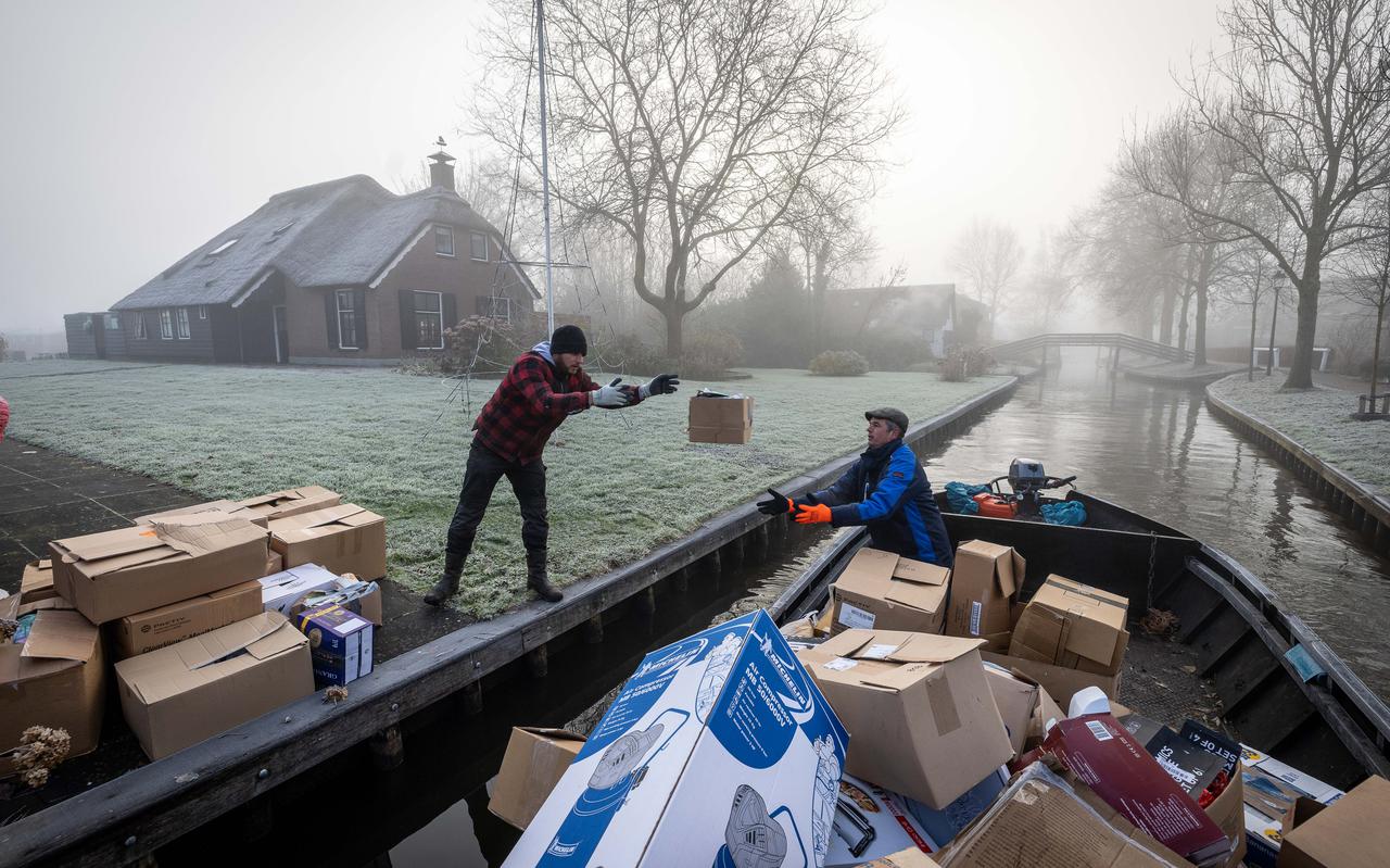 In Giethoorn werd in december voor de laatste keer oud papier opgehaald met de boot door vrijwilligers.