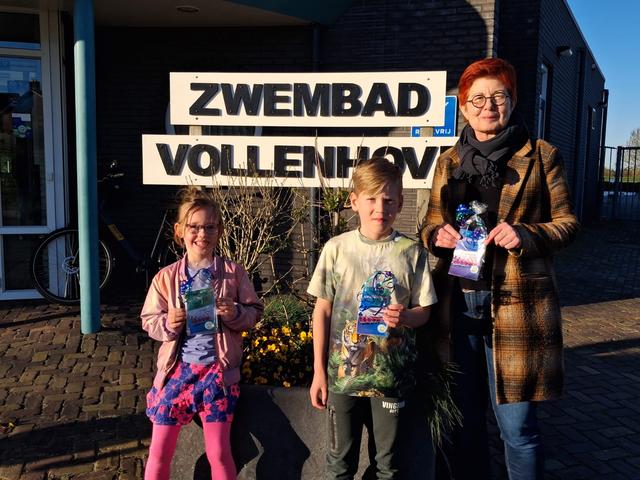 Drie gelukkige winnaars bij jubileumactie zwembad Vollenhove
