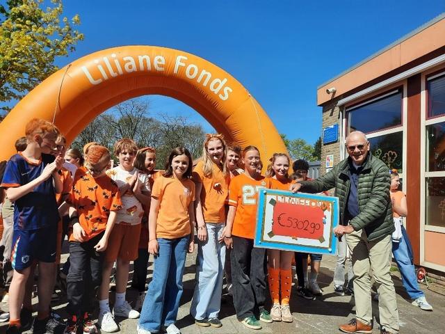 Kinderen van Kindcentrum Claus in Steenwijk halen vorstelijk bedrag op het Liliane Fonds