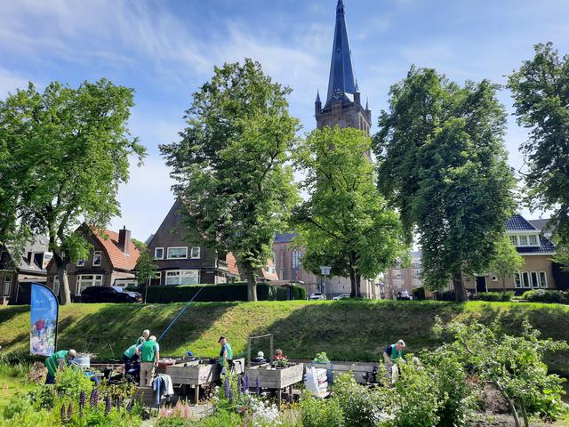 ‘Ze sabbelen wel, maar bijten niet’: Vissen voor ouderen van Nijenstede in stadsgracht Steenwijk is 